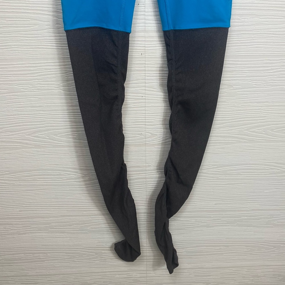 ALO Yoga Goddess Leggings in Seaport Blue & Gray - Picture 5 of 9